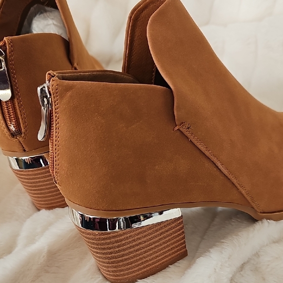 Elegant Tan Ankle Boots with Silver Detail - Picture 5 of 8